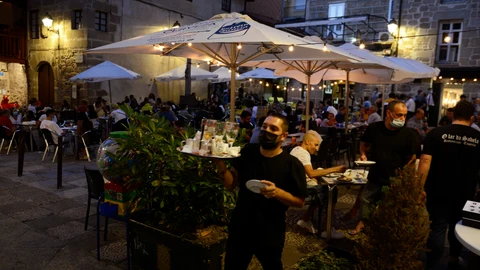 Imagen de la terraza de un establecimiento de hostelería en el casco histórico de Orense (Galicia)