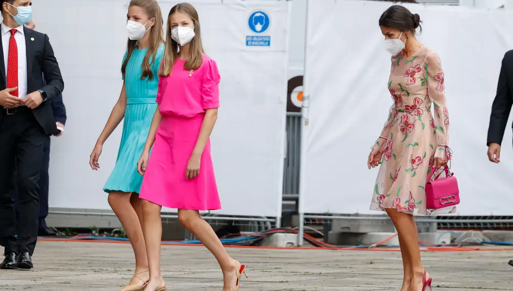 Las infantas acompañadas de su madre la Reina Letizia en Santiago de Compostela.