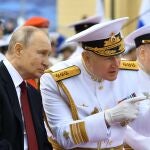 Vladimir Putin habla con el general Nikolai Yevmenov en el desfile del Día de la Victoria, en Moscú