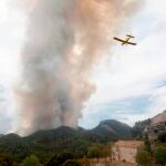 Dos hidraviones trabajan en la extinción del incendio en el Castillo de Santa María de Miralles
