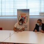 Firma de adhesión al Hub 1.070 kilómetros por parte de la alcaldesa, Noelia Arroyo