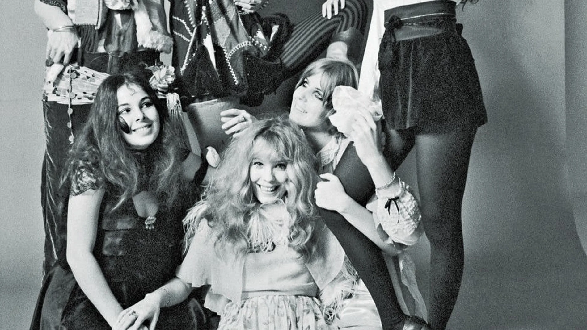 La banda rockera de las GTO se formaba por siete de las groupies más rutilantes de los años 70, entre ellas, Pamela des Barres (abajo, en el centro)Y Judith Edra Peters (arriba, a la izquierda)