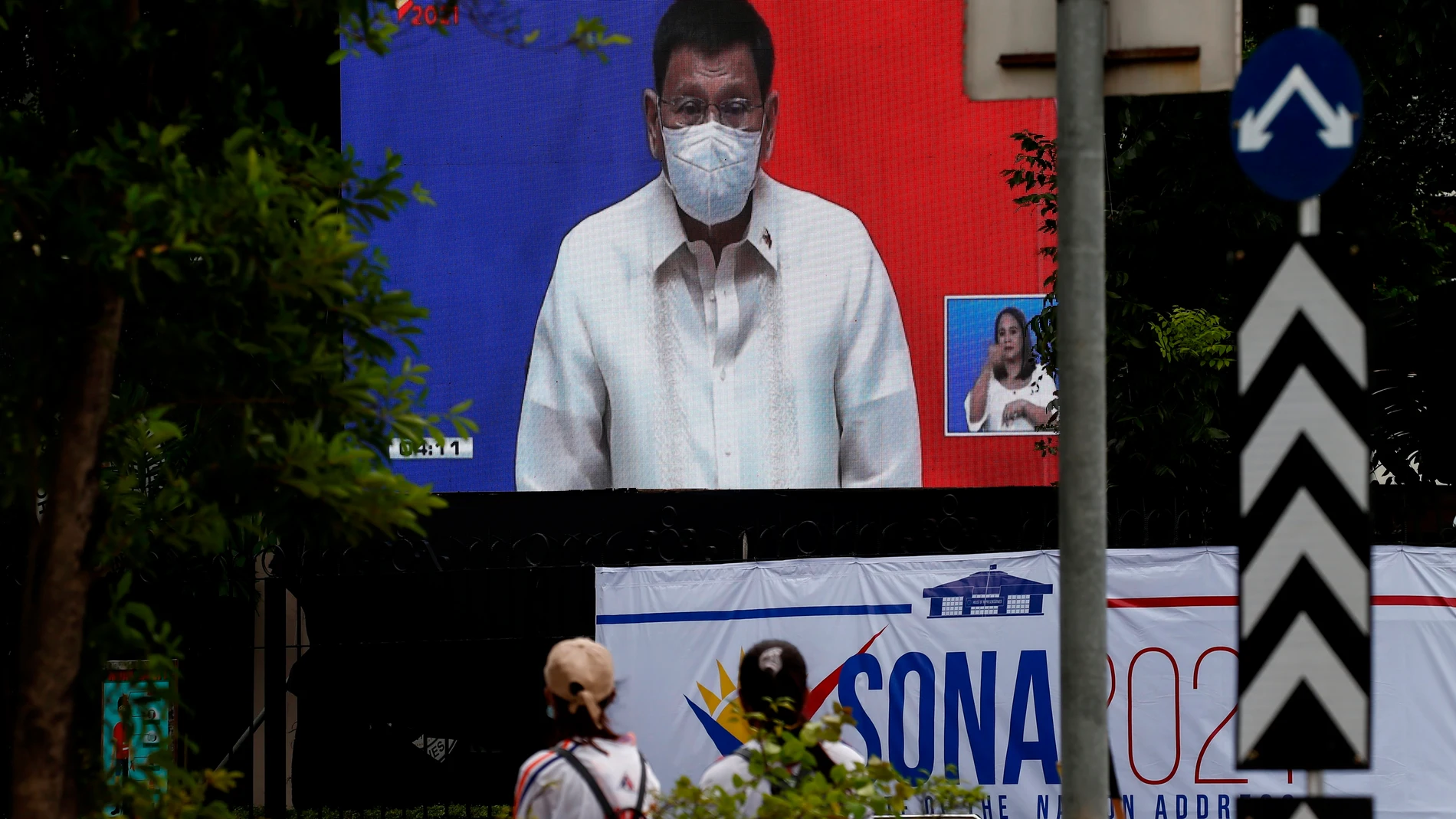 Manila (Philippines), 26/07/2021.- City cleaning workers watch a screen installed outside the Philippine Congress, showing Philippine President Rodrigo Duterte as he delivers his State of the Nation Address (SONA) in Quezon City, Metro Manila, Philippines 26 July 2021. President Duterte delivered, in front of the Philippine Congress, the last SONA of his six-year term on 26 July, amidst accusations from critics of human rights violations, mishandling of the COVID-19 pandemic and alleged inaction against China related to disputed waters in the West Philippine Sea. (Filipinas, Estados Unidos) EFE/EPA/ROLEX DELA PENA