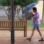 Un hombre se protege de la lluvia
