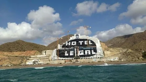 Vista del hotel de El Algarrobico, sin acabar de construir, pero en primera línea de la playa de Carboneras