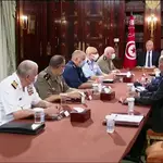 El presidente de Túnez cesa al primer ministro y suspende el Parlamento
