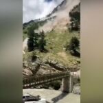 Momento en que las rocas caen al puente de hierro en India