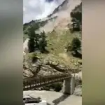 Momento en que las rocas caen al puente de hierro en India