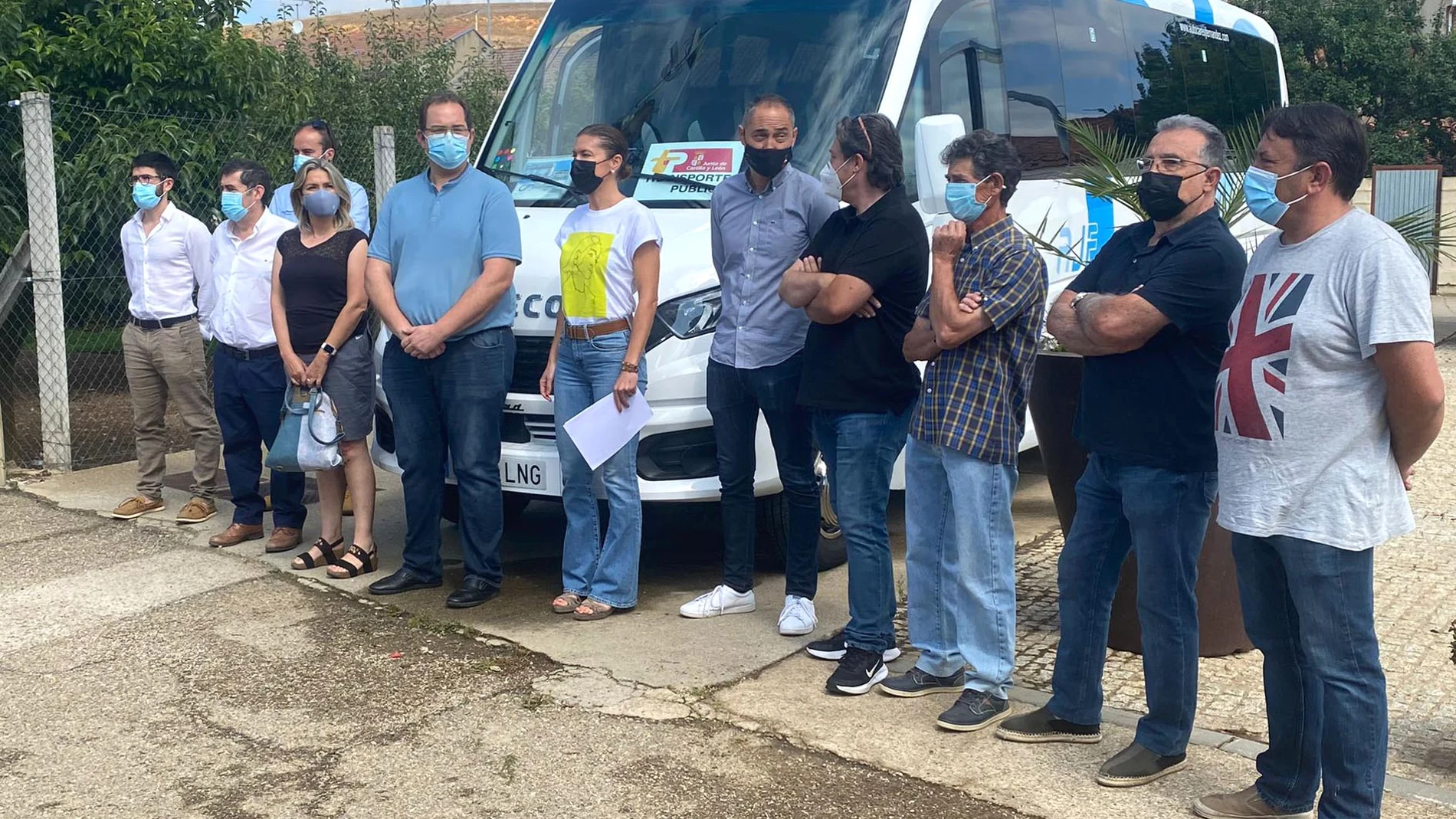 La delegada territorial, Clara San Damián, acompañada por los alcaldes de los municipios del Tera, presenta el Bono Rural de Transporte a la Demanda Gratuito en la localidad zamorana de Camarzana de Tera el Bono Rural de Transporte a la Demanda Gratuito