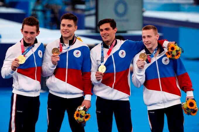 El equipo de gimnastas de Rusia, (David Belyavskiy, Nikita Nagornyy, Artur Dalaloyan, Denis Abliazin) posa tras ganar el oro
