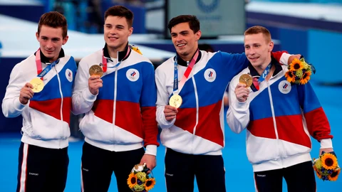 El equipo de gimnastas de Rusia, (David Belyavskiy, Nikita Nagornyy, Artur Dalaloyan, Denis Abliazin) posa tras ganar el oro