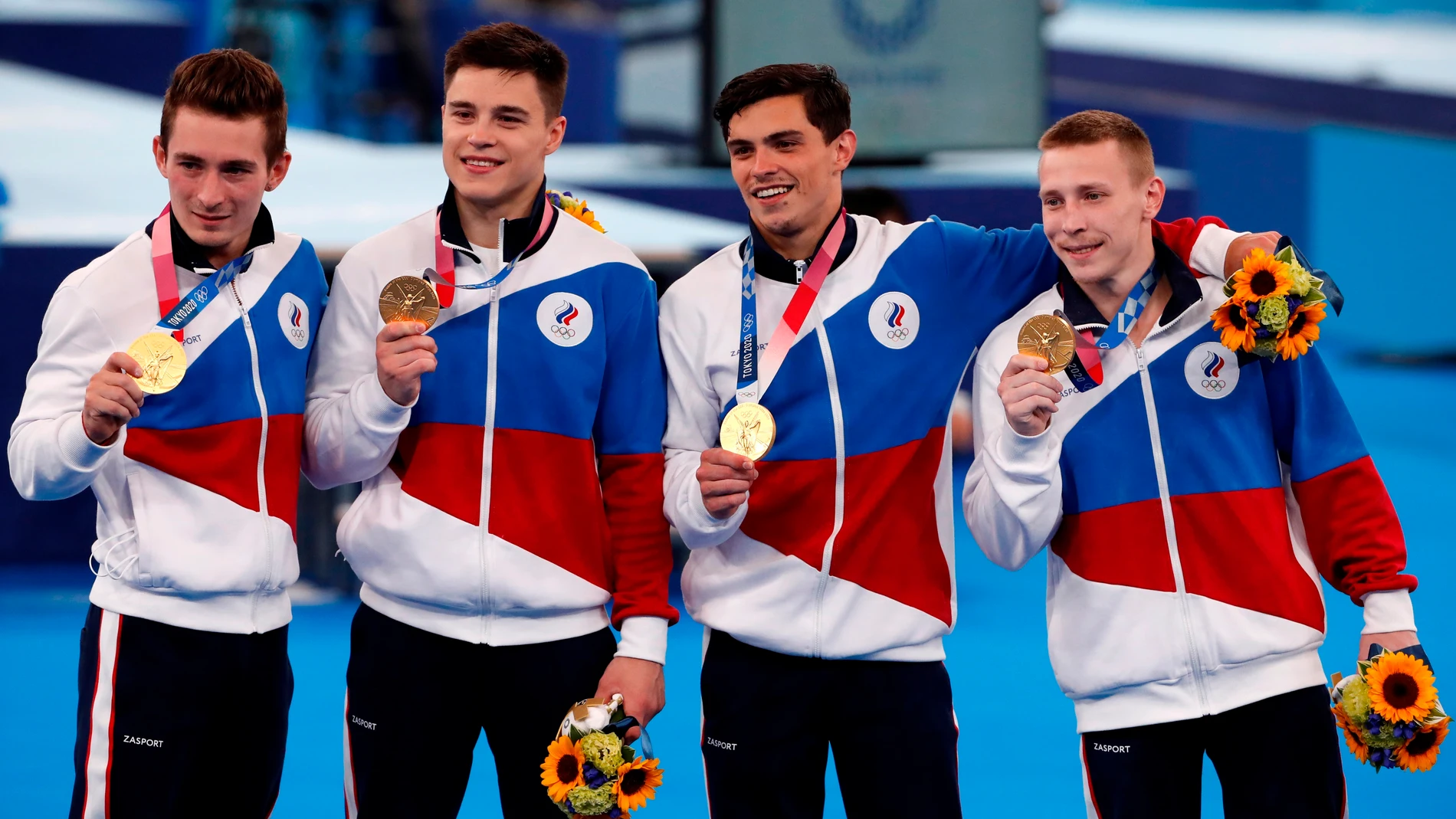 El equipo de gimnastas de Rusia, (David Belyavskiy, Nikita Nagornyy, Artur Dalaloyan, Denis Abliazin) posa tras ganar el oro