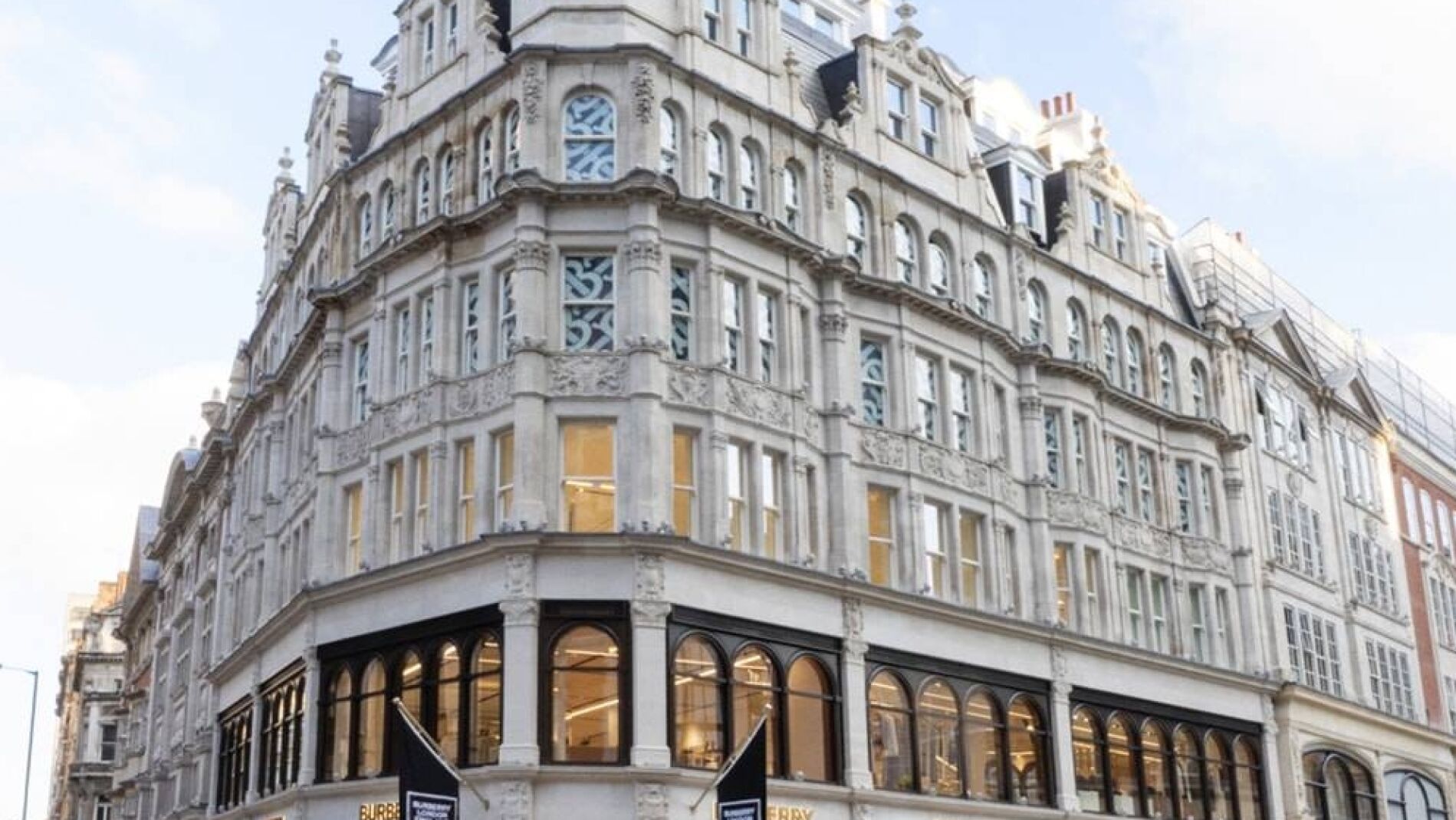 Burberry continua con su expansion y abre las puertas de su increible flagship en pleno corazon de Londres con todo tipo de lujo