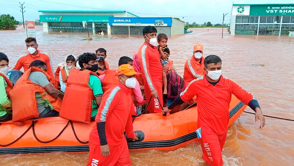 Un equipo de salvamento en el distrito de Kolhapur en la provincia de Maharashtra, en India