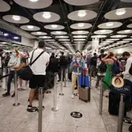 Pasajeros en el control de aduanas del aeropuerto de Heathrow