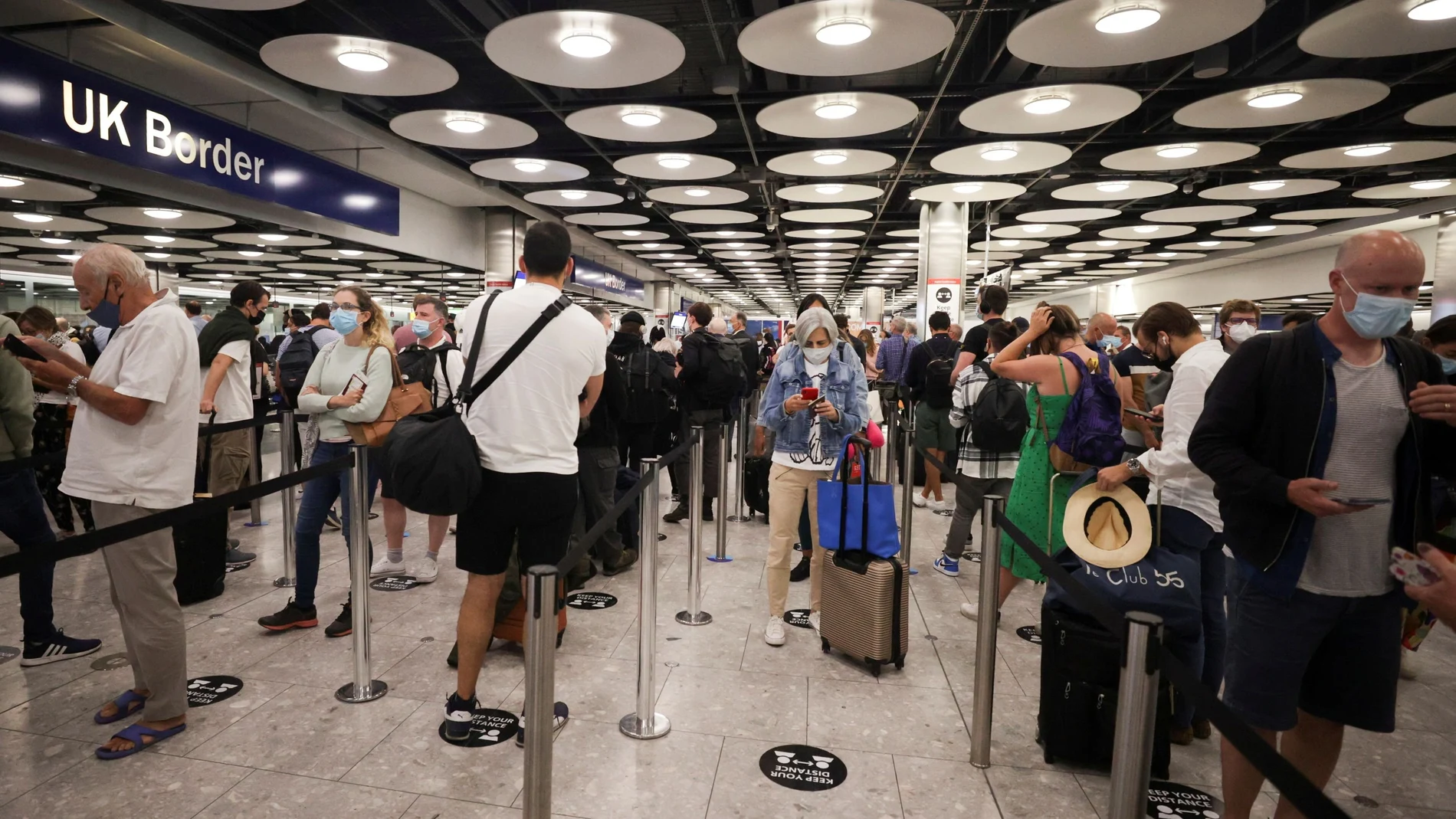Pasajeros en el control de aduanas del aeropuerto de Heathrow
