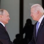 Imagen del presidente de EE UU, Joe Biden, y su homólogo ruso Vladimir Putin, a durante su encuentro en Ginebra
