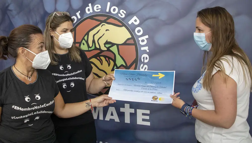 La salmantina María Teresa Hernández entrega el importe recaudado durante su recorrido del Camino de Santiago solidario bajo el lema 'Yo pongo los pies, tú dejas las huellas' a favor del Comedor de los Pobres