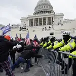 Las opciones de frenar el asalto al Capitolio fueron en vano para los cuerpos de seguridad ante la avalancha de cientos de manifestantes