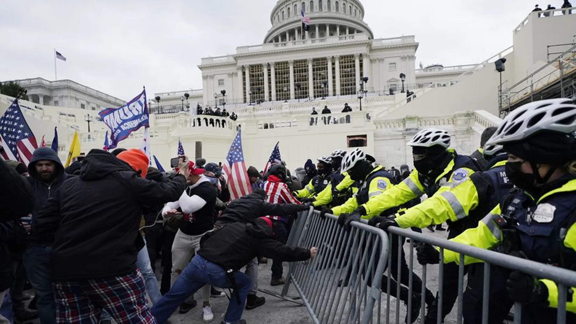 Las opciones de frenar el asalto al Capitolio fueron en vano para los cuerpos de seguridad ante la avalancha de cientos de manifestantes
