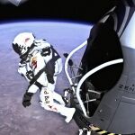 Felix Baumgartner se prepara para romper la barrera del sonido durante la misión Red Bull Stratos a las puertas del espacio.