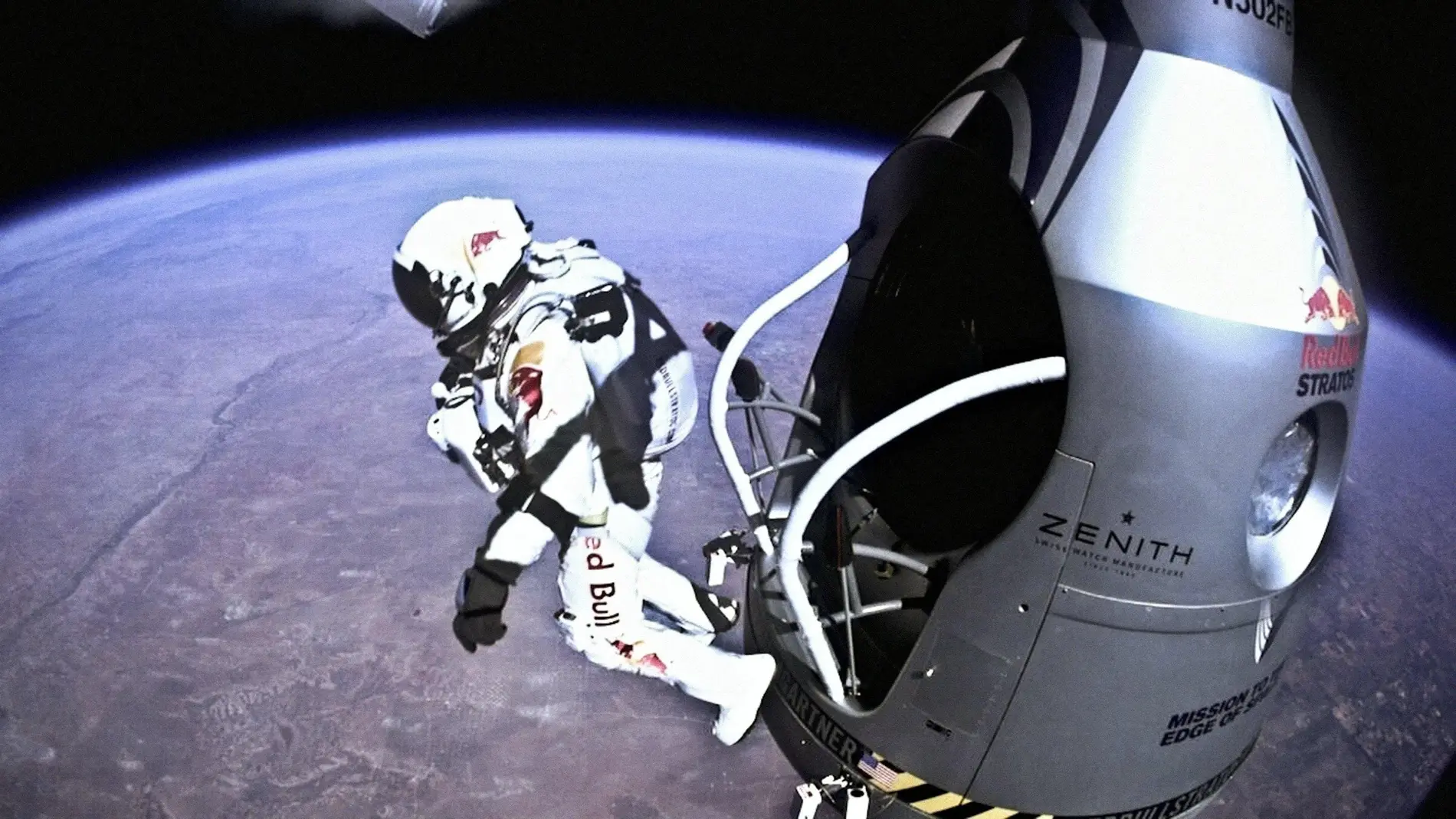 Felix Baumgartner se prepara para romper la barrera del sonido durante la misión Red Bull Stratos a las puertas del espacio.