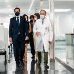 El presidente de la Junta, Juanma Moreno (i), en la inauguración de un centro de salud este miércoles en Huelva