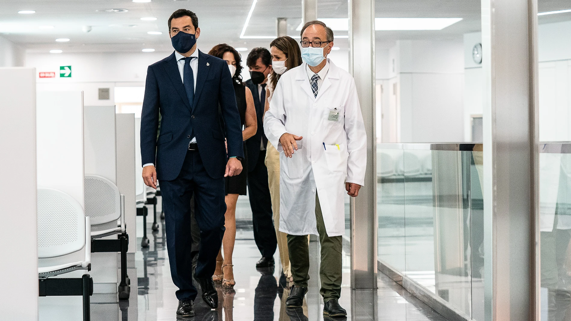 El presidente de la Junta, Juanma Moreno (i), en la inauguración de un centro de salud este miércoles en Huelva