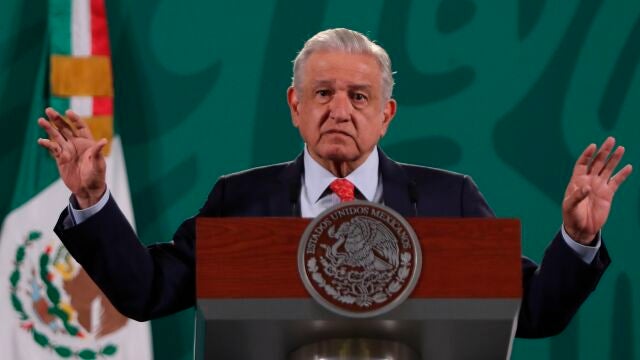 MEX7744. CIUDAD DE MÉXICO (MÉXICO), 27/07/2021.- El mandatario mexicano, Andrés Manuel López Obrador, durante una rueda de prensa matutina hoy en Palacio Nacional, de la Ciudad de México (México). López Obrador, tachó este martes de “medieval” e “inhumano” el bloqueo de Estados Unidos a Cuba, al argumentar que la crisis que padece la isla se debe a esta política. EFE/Mario Guzmán
