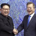 Kim Jong Un estrecha la mano a su homólogo surcoreano Moon Jae-in