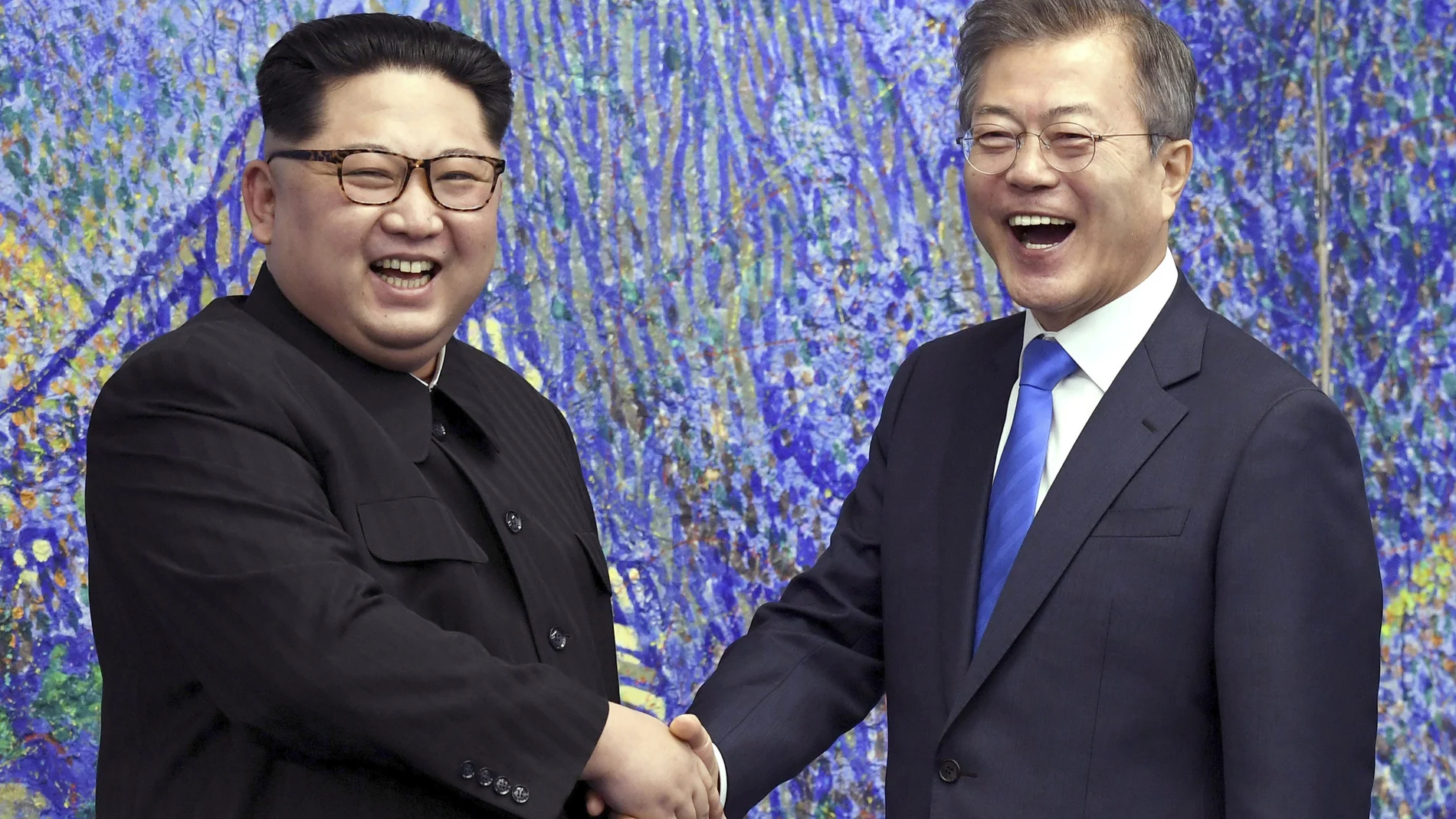 Kim Jong Un estrecha la mano a su homólogo surcoreano Moon Jae-in