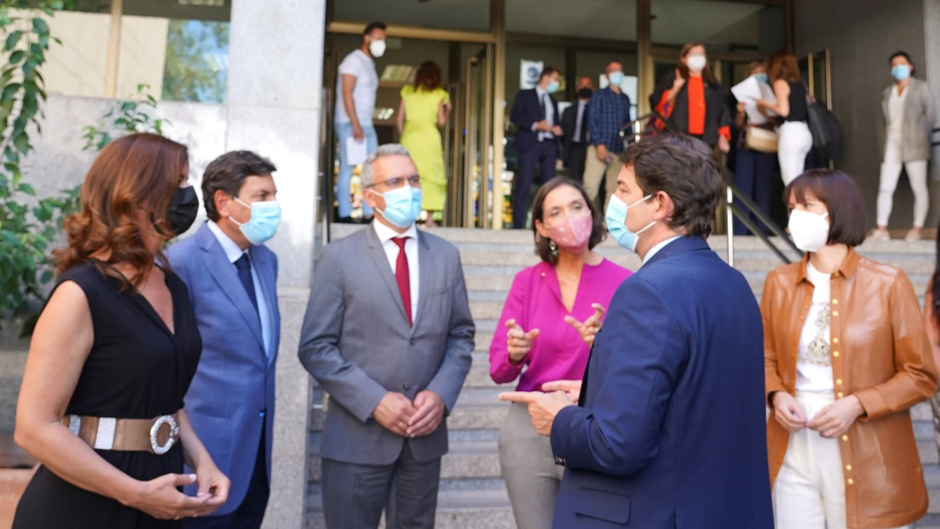 La ministra de Industria, Comercio y Turismo, Reyes Maroto, y el presidente de la Junta de Castilla y León, Alfonso Fernández Mañueco, conversan con los consejeros Fernández Carriedo y Ana carlota Amigo en presencia del delegado del Gobierno, Javier Izquierdo, y la titular de Ciencia e Innovación, Diana Morant