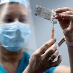 En la imagen, una enfermera irlandesa prepara una dosis de la vacuna de AstraZeneca en Dublín