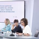 (I-D) La vicepresidenta primera del Gobierno y ministra de Asuntos Económicos y Transformación Digital, Nadia Calviño; la ministra de Política Territorial y portavoz del Gobierno, Isabel Rodríguez; y la ministra de Hacienda y Función Pública, María Jesús Montero, comparecen en una rueda de prensa posterior al Consejo de Ministros celebrado en Moncloa, a 27 de julio de 2021, en Madrid (España)