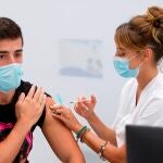 Un joven se vacuna contra la Covid-19