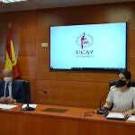 Lourdes Miguel y Javier Hernández durante la presentación del máster de la UCAV