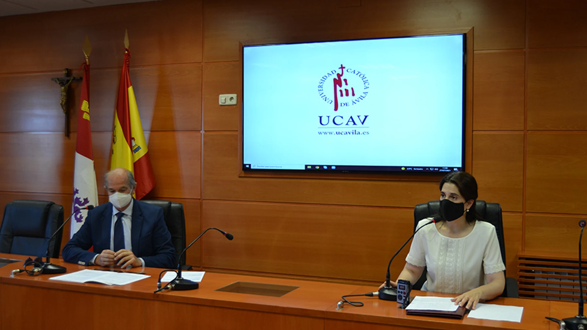 Lourdes Miguel y Javier Hernández durante la presentación del máster de la UCAV
