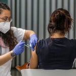 Una joven recibe la vacuna contra el Covid-19
