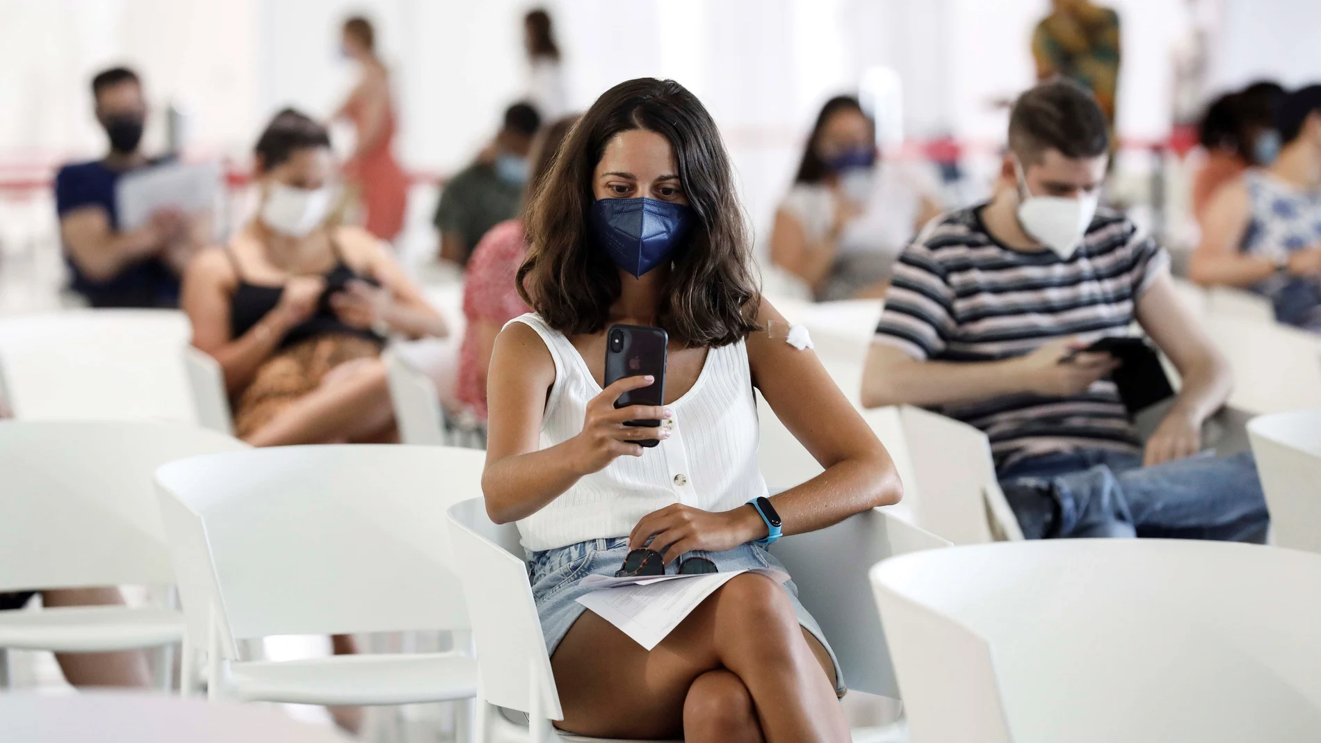 Una joven se toma un selfie tras haber recibido su primera dosis de la vacuna, el miércoles, en la Ciudad de las Artes y las Ciencias de Valencia, día en el que la Conselleria de Sanidad inicia la vacunación masiva contra la Covid-19 a jóvenes de 20 a 29 años en Valencia.
