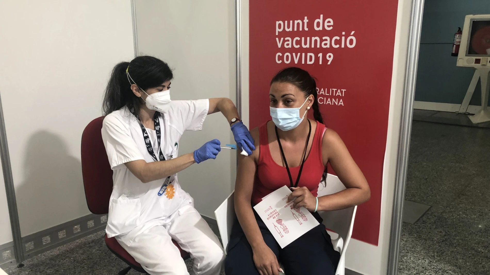 Comienza la vacunación masiva en Valencia para los jóvenes de entre 20 y 29 años