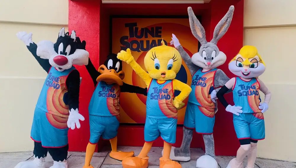 Los visitantes de Parque Warner Madrid pueden conocer en persona a los personajes de Looney Tunes vestidos con la equipación de la nueva película Space Jam 2: Nuevas Leyendas