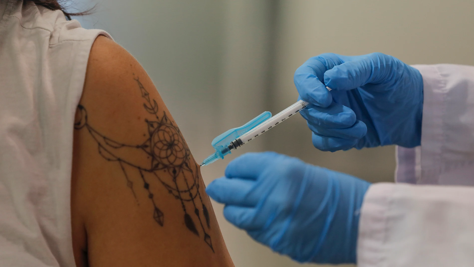 Una enfermera administra la vacuna contra el Covid-19 en el dispositivo puesto en marcha en la Ciutat de les Arts i les Ciències de Valencia