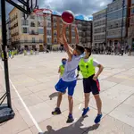 Varios niños jugando al baloncesto en Burgos