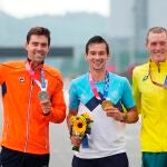 Dumoulin, Roglic y Dennis, en el podio