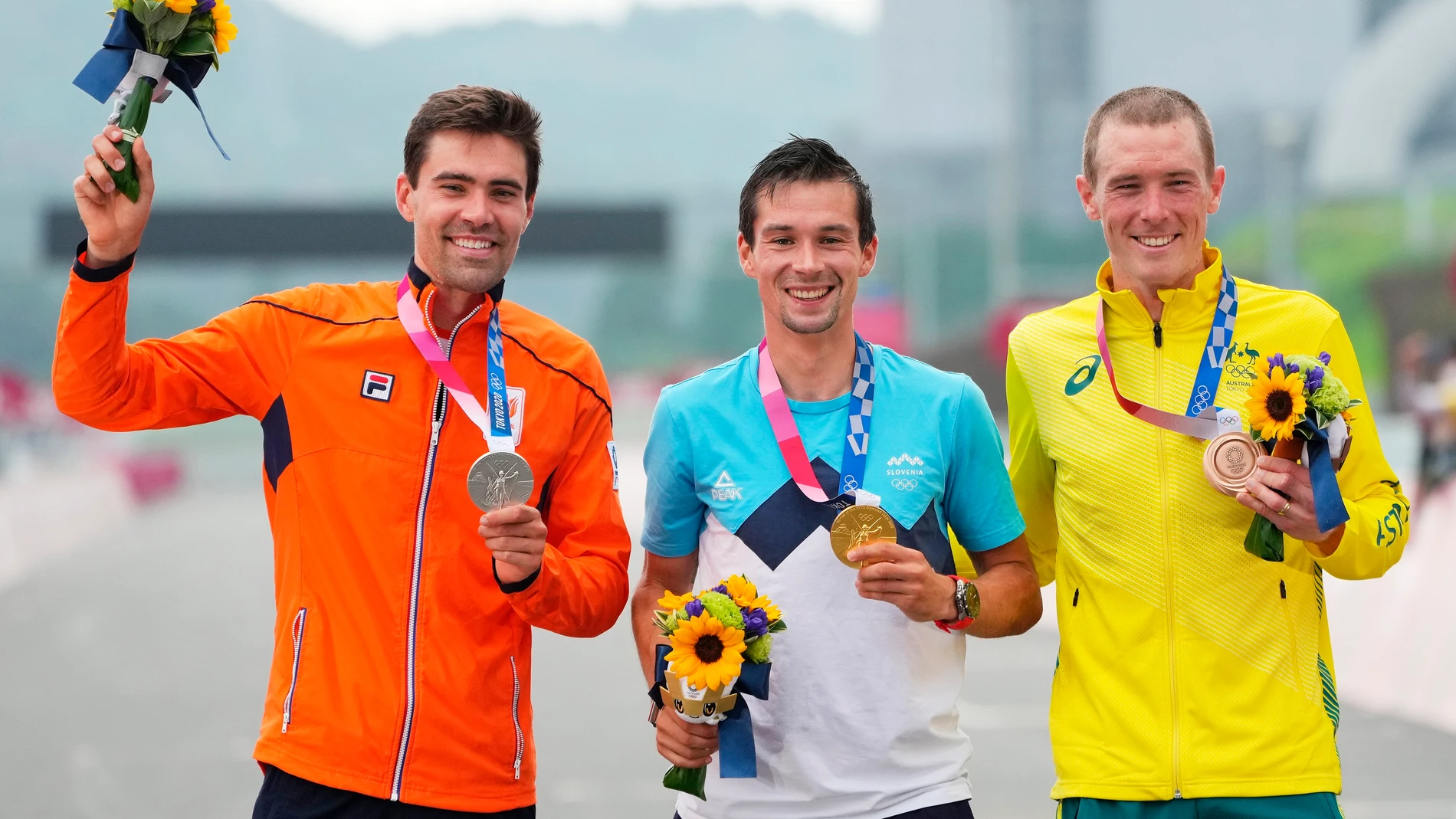 Dumoulin, Roglic y Dennis, en el podio