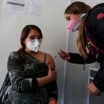 Una mujer es vacunada en un centro de inmunización contra laCovid-19, el 27 de julio 2021 en Santiago (CHILE).