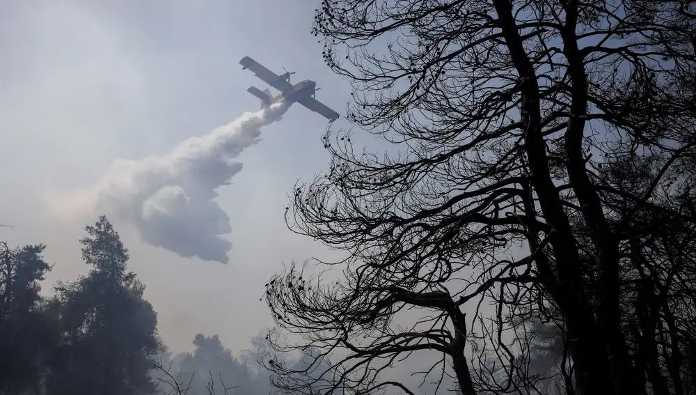 Un avión de bomberos ayuda a la extinción de un fuego en Rodopoli, al norte de Atenas