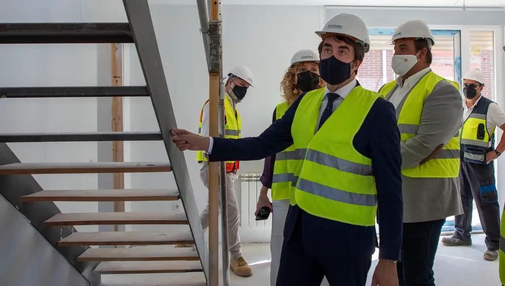 El consejero de Fomento y Medio Ambiente, Juan Carlos Suárez-Quiñones, visita en Guijuelo la primera fase de la promoción pública de viviendas de la Junta en la localidad