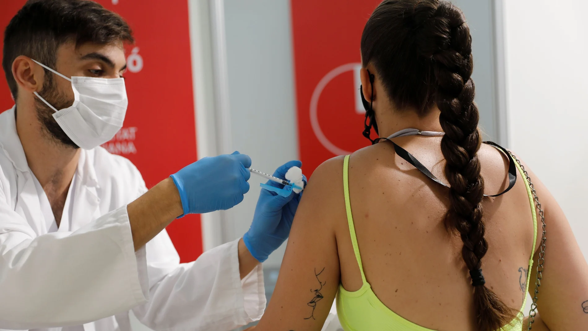 Una joven se vacuna en el vacunódromo de la Ciudad de les Arts i les Ciències