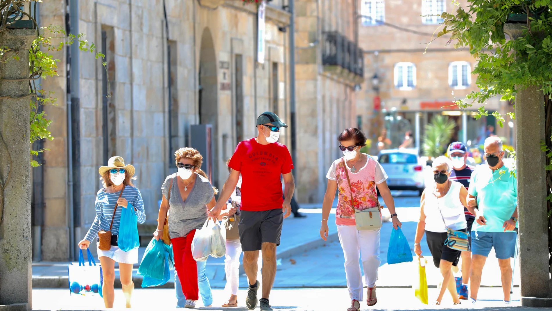 Un grupo de personas pasea por el recinto donde se suele celebrar la Fiesta del Albariño en Cambados, Pontevedra, Galicia, (España). Los principales eventos que componen esta festividad se han suspendido por el estado de la pandemia de coronavirus en Galicia